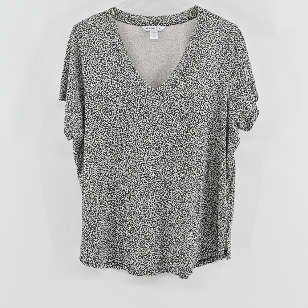 Athleta Breezy Scoop V-Neck Tee Womens Size 1X Animal Print Short Sleeve Cheetah